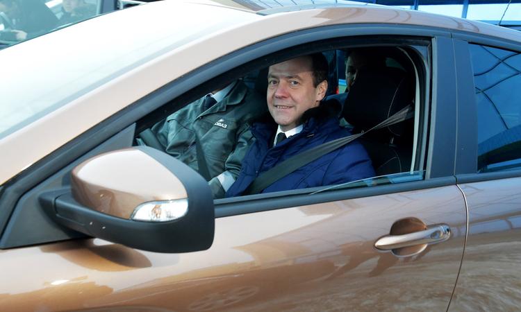 В Тольятти Дмитрий Медведев провел совещание по вопросам поддержки отечественного автопрома