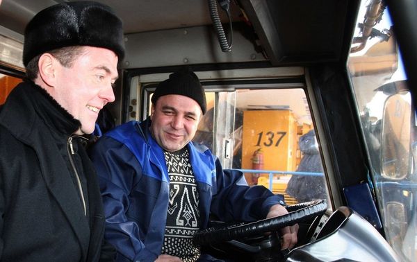 Медведев поручил до 10 февраля определиться по срокам повышения стоимости проезда фур