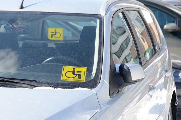 Законность установки на автомобиле знака «Инвалид» надо будет подтвердить документом об инвалидности