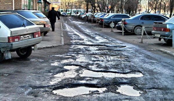 Медведев пристыдил губернаторов за отвратительные дороги