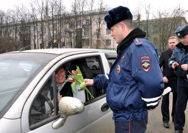 8 марта всех автоледи в Москве поздравят ГИБДД и оператор каршеринга «Делимобиль»