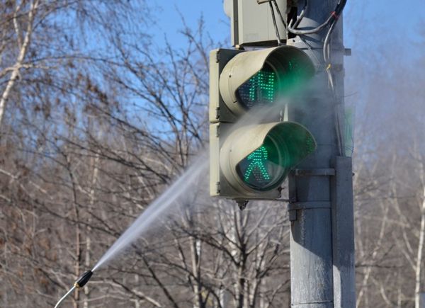 Светофоры и дорожные знаки в Москве хотят почистить и отремонтировать к 25 марта 2016 года