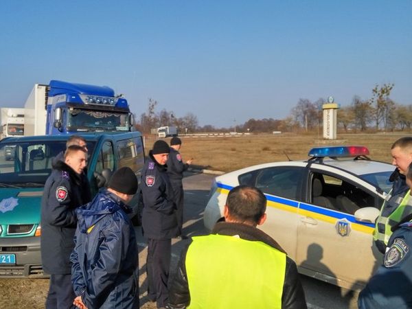 Украинские депутаты требуют от властей официально заблокировать транзит российских фур
