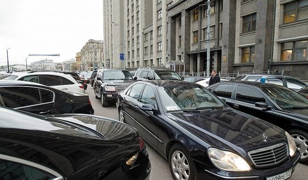 Медведев ограничил чиновников в праве брать в аренду мощные авто в служебных целях