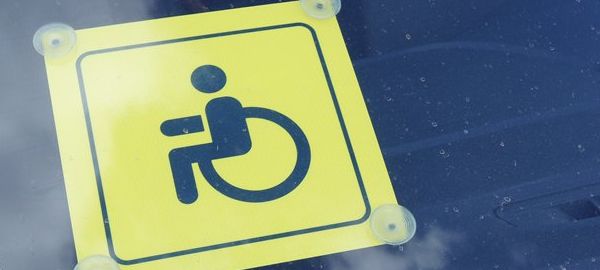 Водители-инвалиды получат право бесплатно парковаться в Москве