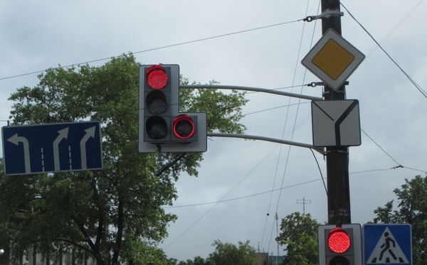 В Москве запустили первый светофор с красным сигналом поворота