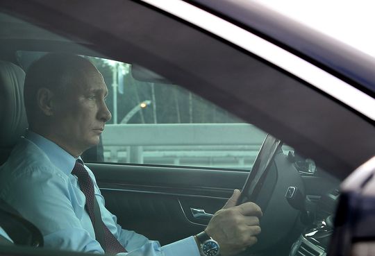 Владимира Путина удивило, что деньги на ремонт дорог в регионах расходуются не по назначению