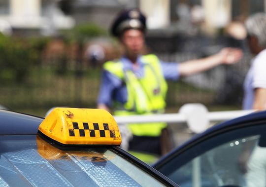 ГИБДД сообщила о таксистах-наркодельцах и торговцах оружием