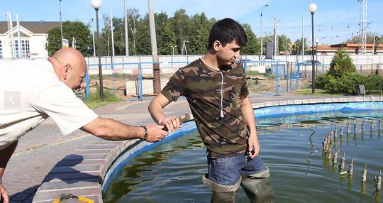 Маджидов Абдувахоб чинит фонтаны со своим водителем