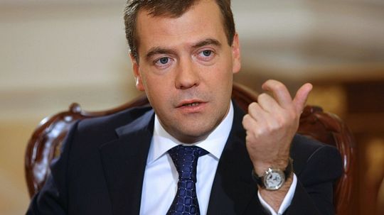 Дмитрий Медведев призвал «надавать им по рукам» поставщикам топлива, которые накручивают цену
