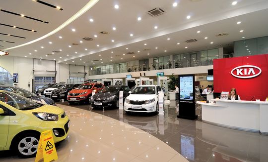 Годовой прогноз по продажам автомобилей в России снижен АЕБ