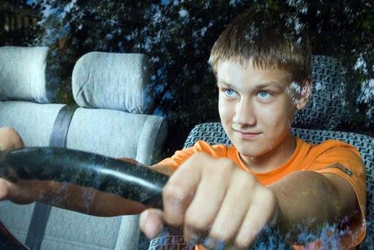 16-летним подросткам могут начать выдавать водительские права категории «U»