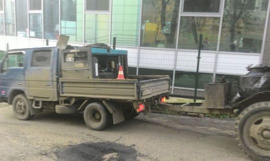 Во Владивостоке ямы «заасфальтировали» землей с газона