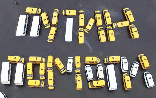 В Старом Осколе митингующие водители выложили автобусами надпись «Путин, помоги»