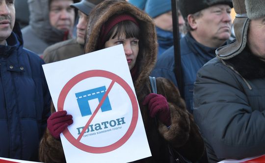 Дальнобойщики России снова начали устраивать митинги против «Платона»