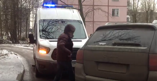 В Екатеринбурге водитель скорой снял ролик с призывом не затруднять проезд к жилым домам