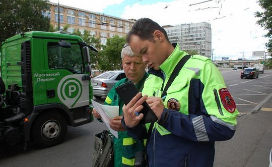 Сотрудники МАДИ частично заменят инспекторов ГИБДД в Москве: начнут выписывать штрафы не только за парковку на газоне