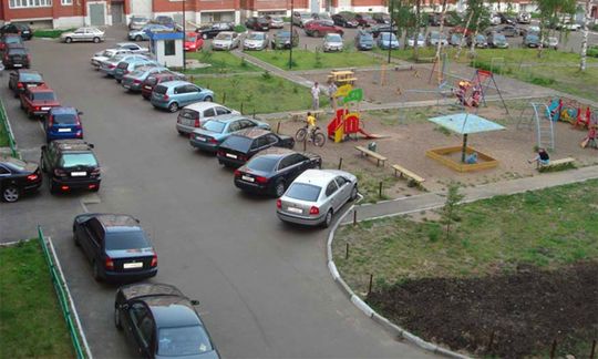 Как быть с парковкой во дворах, какие права есть у собственников МКД — мнение юристов