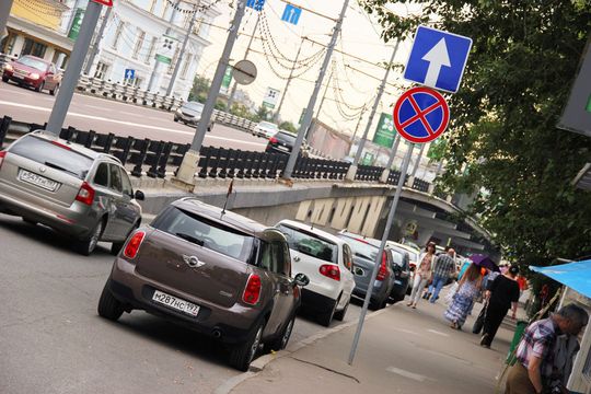 Медведева просят увеличить штраф за остановку транспорта на проезжей части