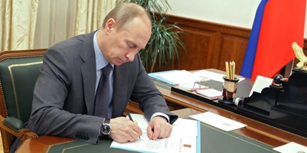 Владимр Путин подписывает Федеральный закон N 340-ФЗ от 28 ноября 2015 года