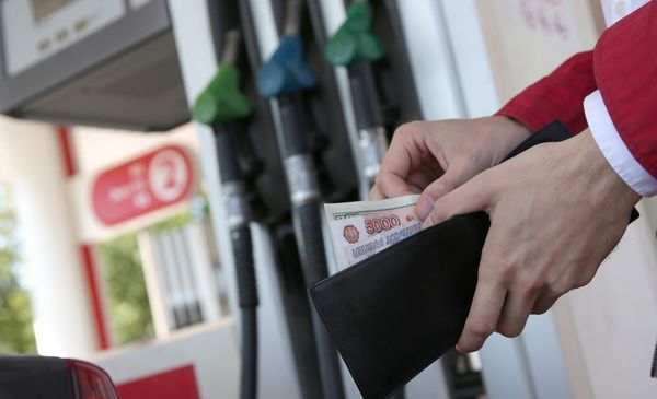 ФАС попросили проверить цены на бензин