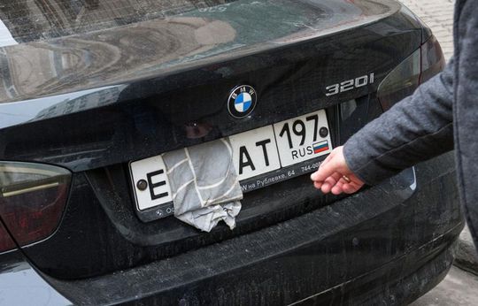 За стоянку машины с нечитаемыми номерами могут начать штрафовать на 5 000 рублей в Москве и Санкт-Петербурге