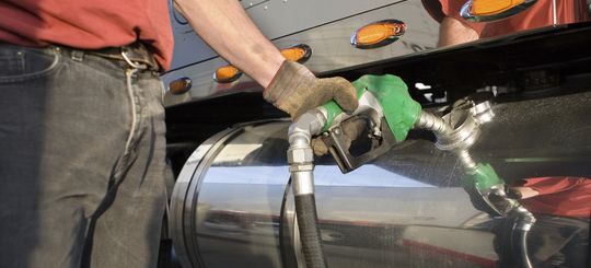 Правительство хочет включить транспортный налог в цену топлива