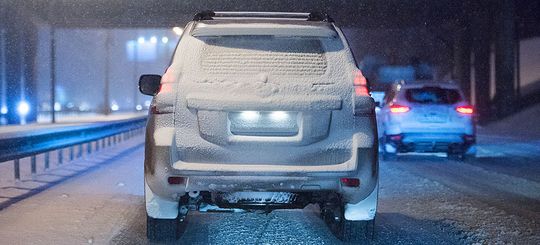 Москвича могут лишить водительских прав из-за снега на госномере