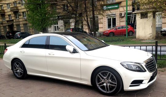 Парковка в Шереметьево станет бесплатной для Mercedes, BMW и Audi