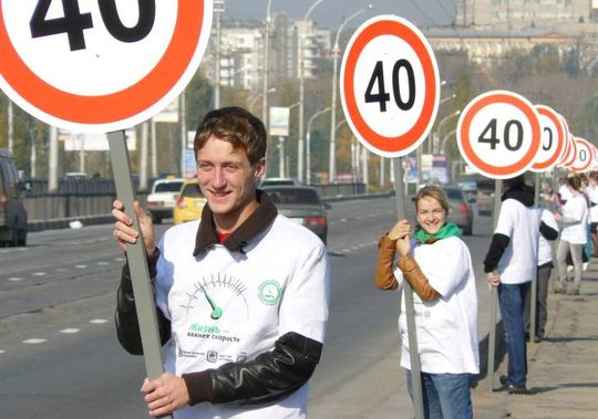 В ГИБДД предложили снизить скоростной лимит в Москве: водители не успевают разглядеть уменьшенные дорожные знаки