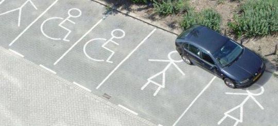 Женщины паркуются в четыре раза хуже мужчин