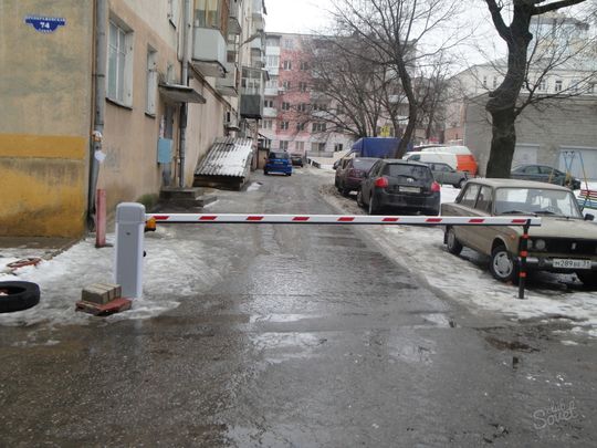 Шлагбаумная война: москвичи третий год судятся из-за парковочных мест во дворах