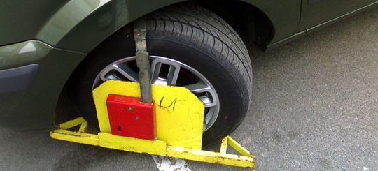 В Госдуме предложили заменить эвакуацию машин нарушителей блокировкой колес