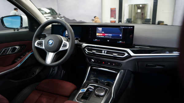 BMW представляет новый растянутый электрический седан BMW i3 в Китае