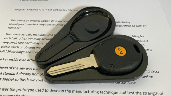 Ключи от суперкара McLaren F1 LM продают по цене подержанной Lada Granta