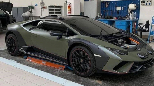 Опубликовано первое фото внедорожной версии Lamborghini Huracan без камуфляжа