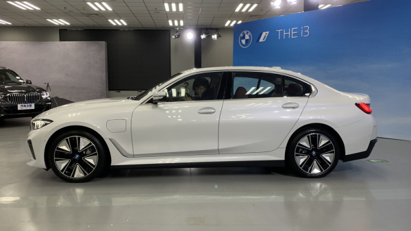 BMW представляет новый растянутый электрический седан BMW i3 в Китае
