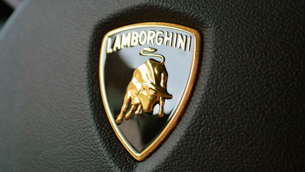 Названы пять самых странных правил для сотрудников Lamborghini