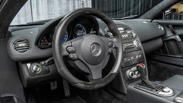Ателье Mansory подготовило полностью карбоновый кузов для Mercedes-Benz SLR McLaren Roadster
