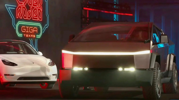 Илон Маск продемонстрировал новую версию пикапа Cybertruck на заводе Tesla