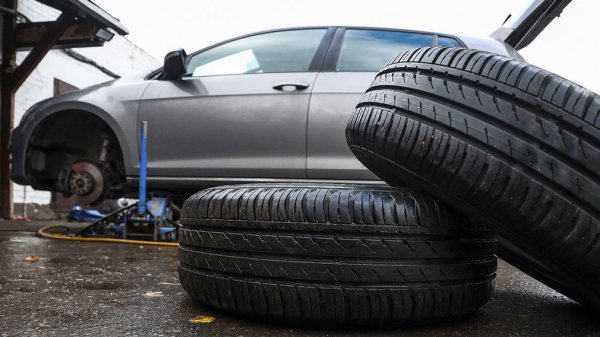Автомобильный эксперт Алексей Ревин перечислил 8 ошибок, которые допускают российские водители при переходе с зимних шин на летние