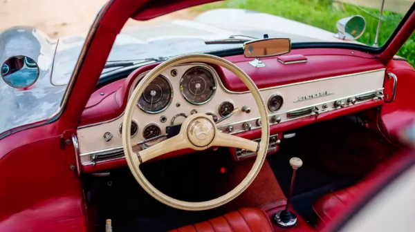 В сети показали купе Mercedes-Benz 300 SL 1956 года, дошедшее до наших дней без реставрации